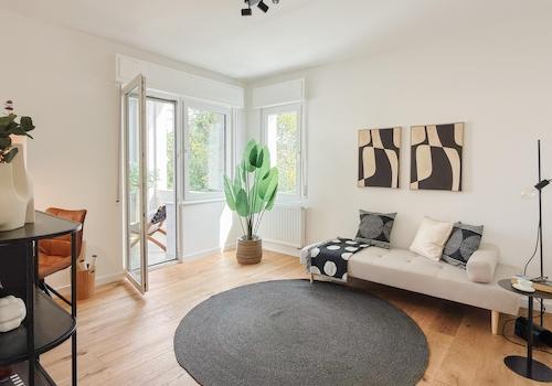 weiteres Zimmer mit Balkonzuga