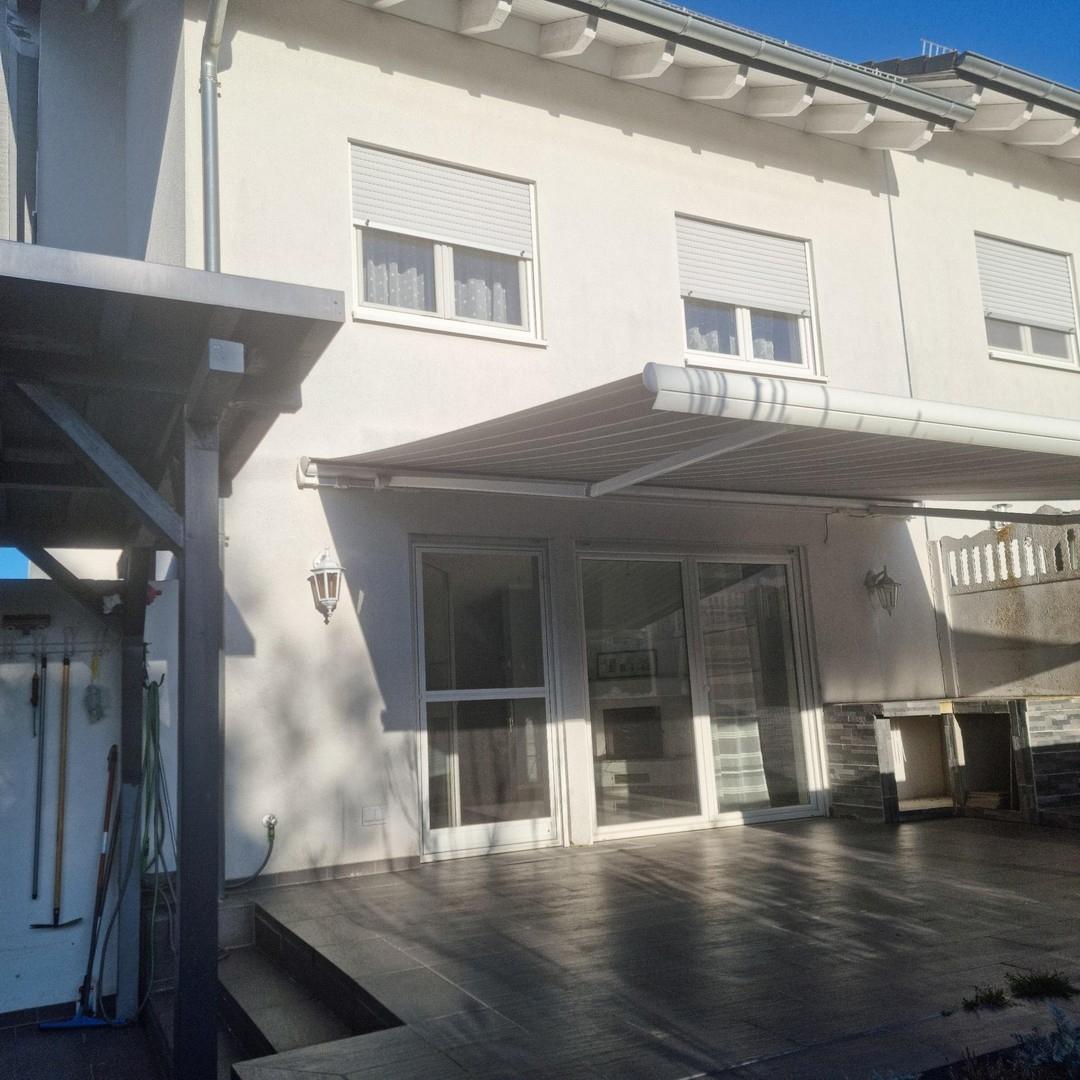 Rückseite Haus mit Markise