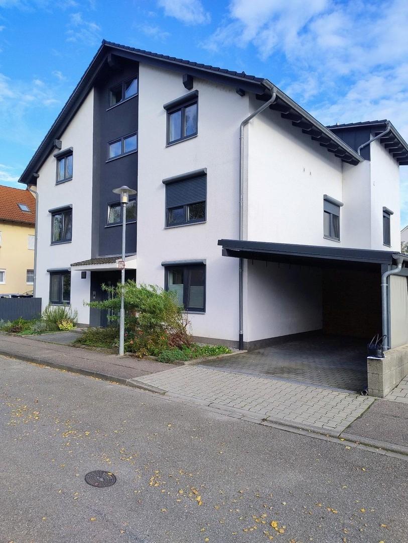 Außenansicht mit Carport
