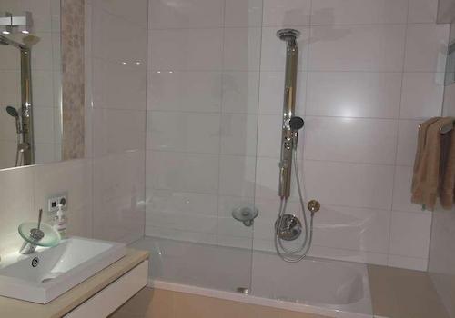 Wanne mit Dusche