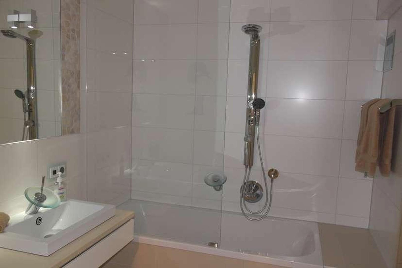 Wanne mit Dusche