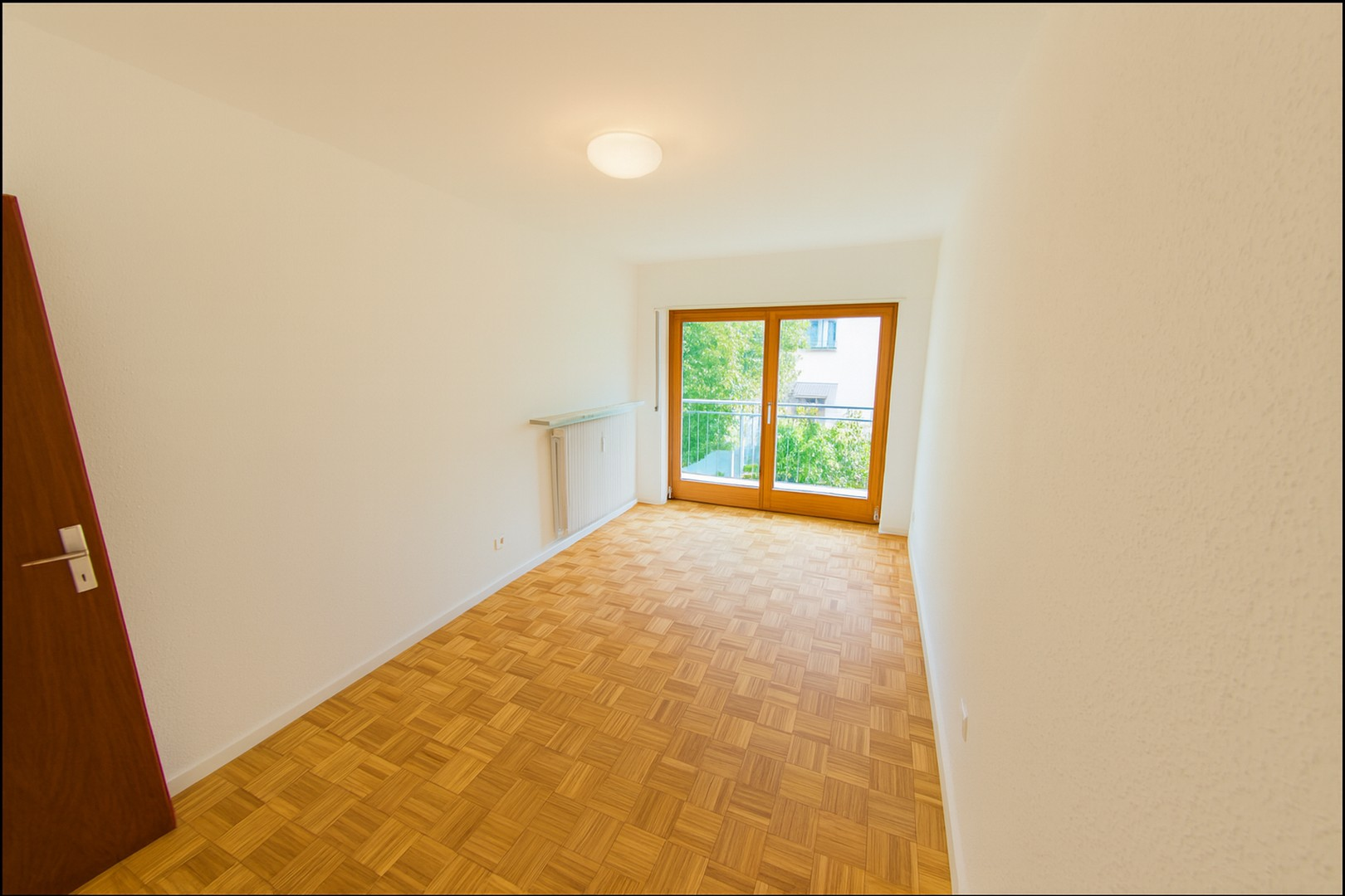 Zimmer mit Balkonzugang