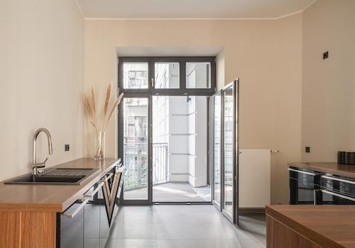 Küche mit Blick auf Balkon