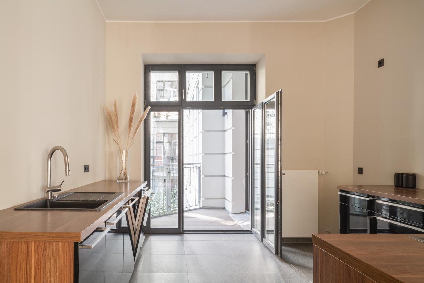 Küche mit Blick auf Balkon