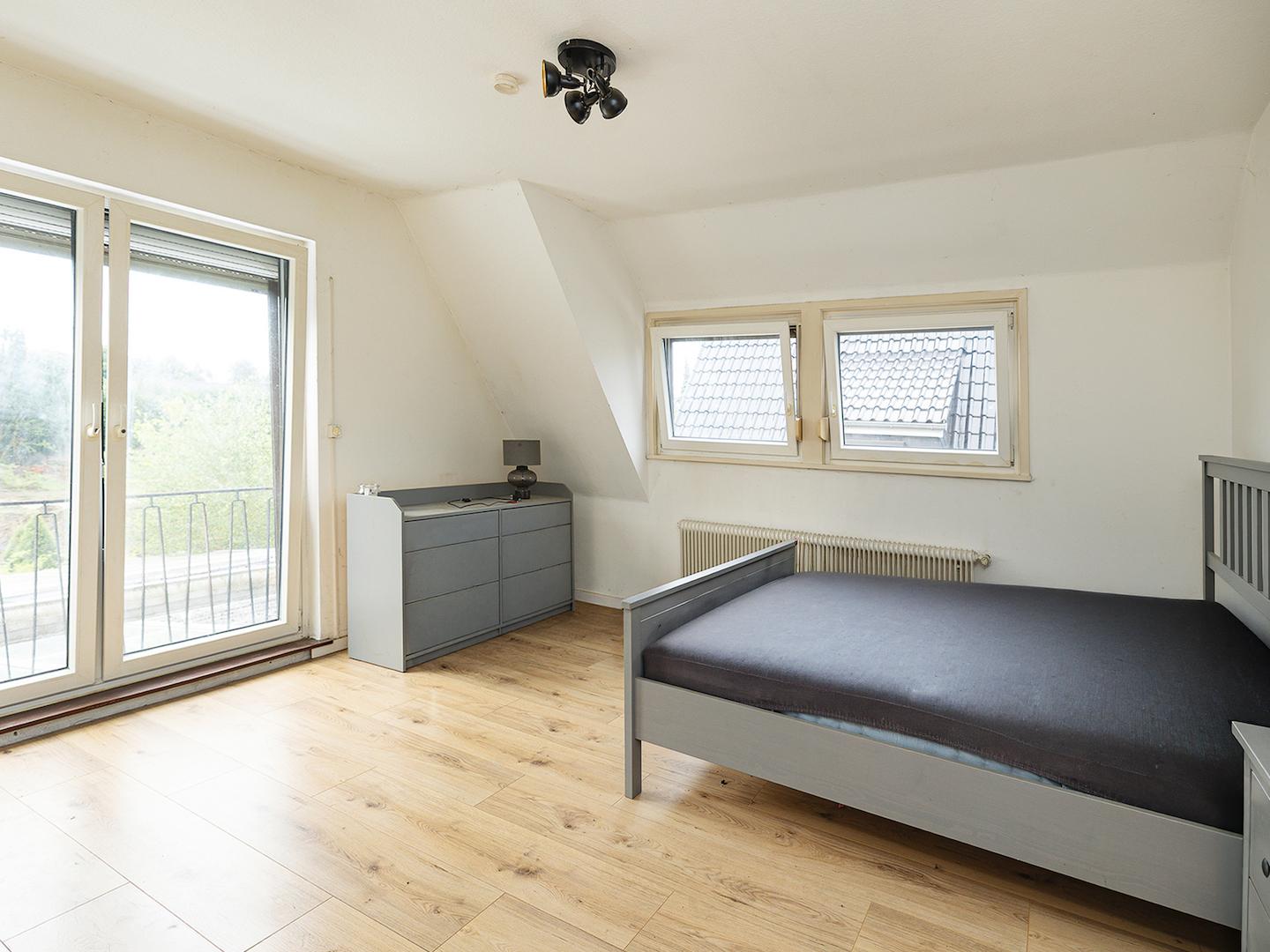 Schlafzimmer mit Balkon (DG) -  KI bearbeitet
