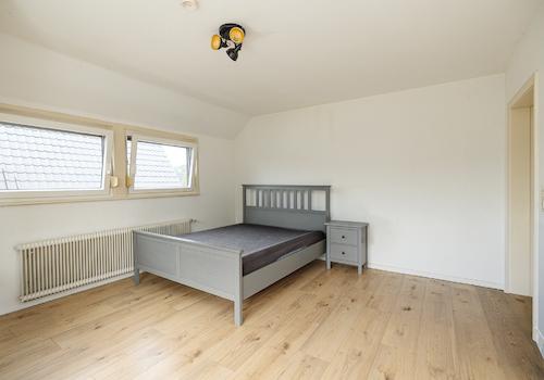 Schlafzimmer mit Balkon (DG) -  KI bearbeitet