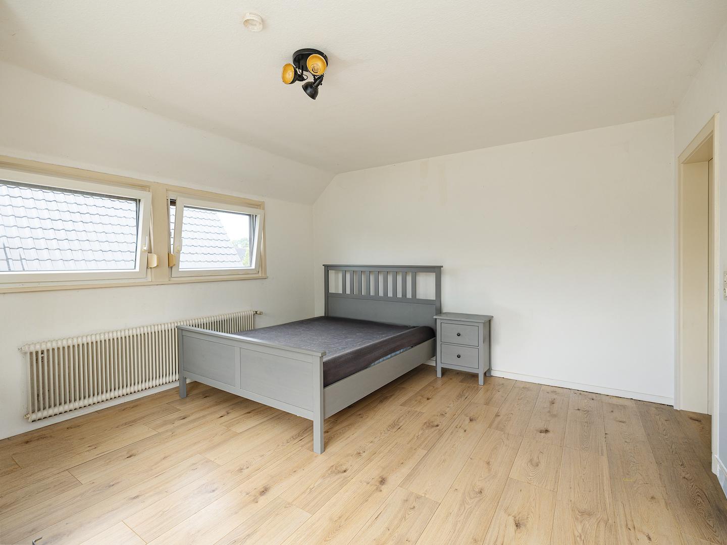 Schlafzimmer mit Balkon (DG) -  KI bearbeitet