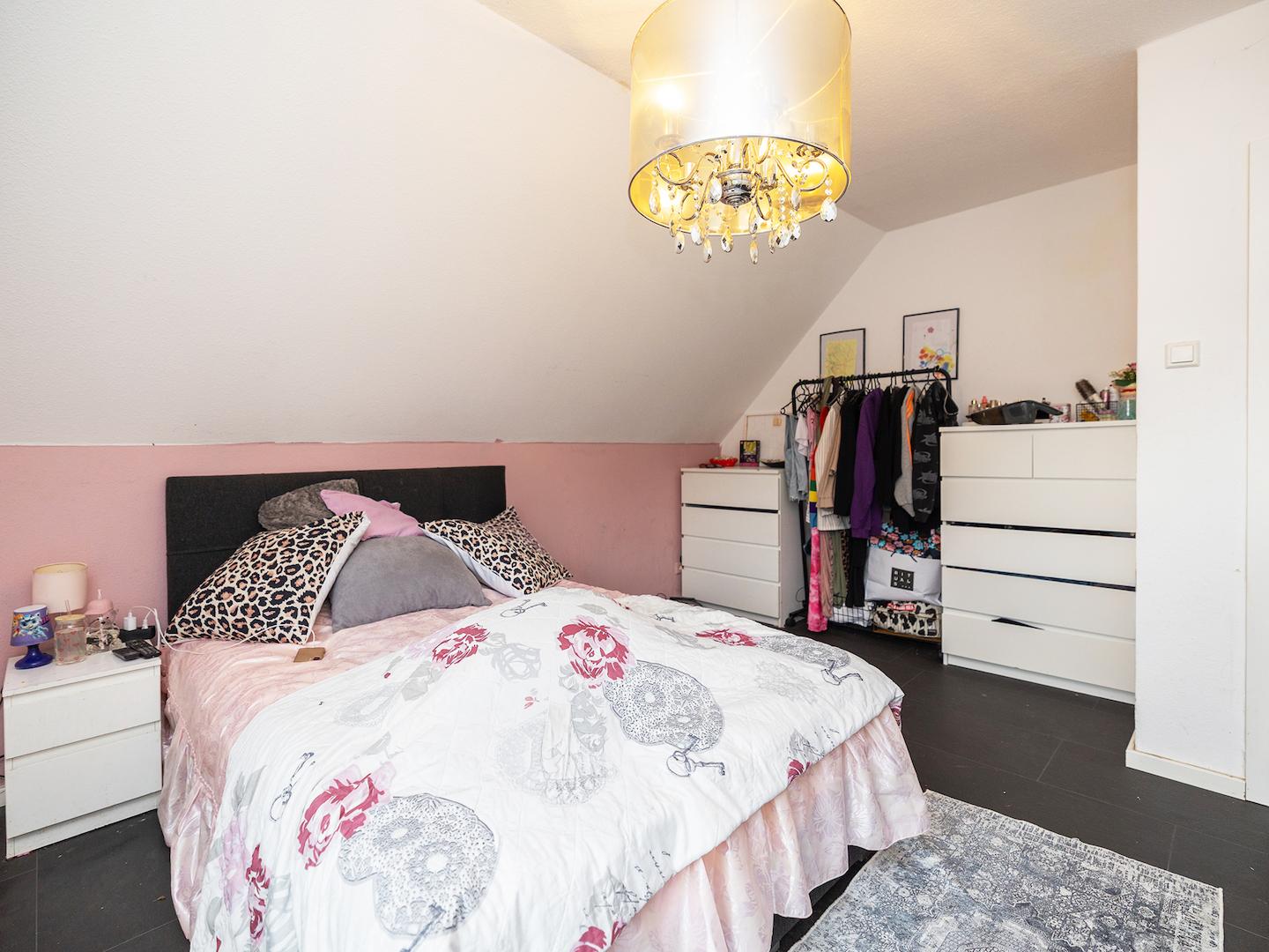 Schlafzimmer DG (Vorderhaus) 