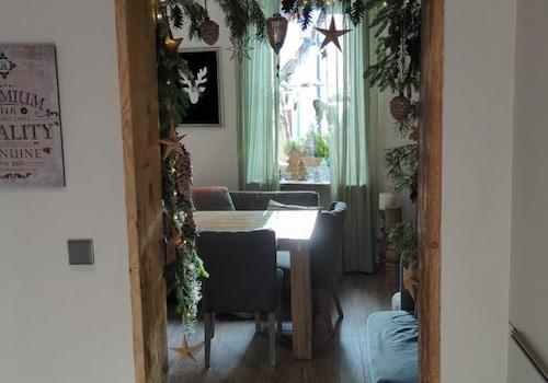 Blick Küche in Esszimmer