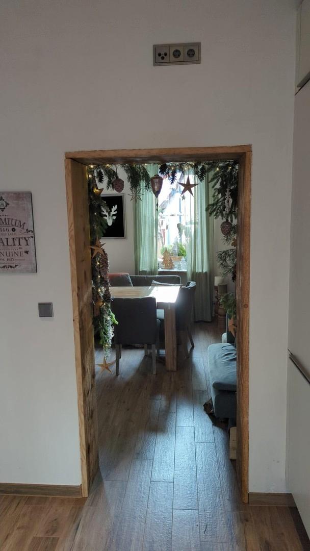Blick Küche in Esszimmer