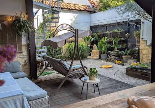 Blick von Bar in Innenhof