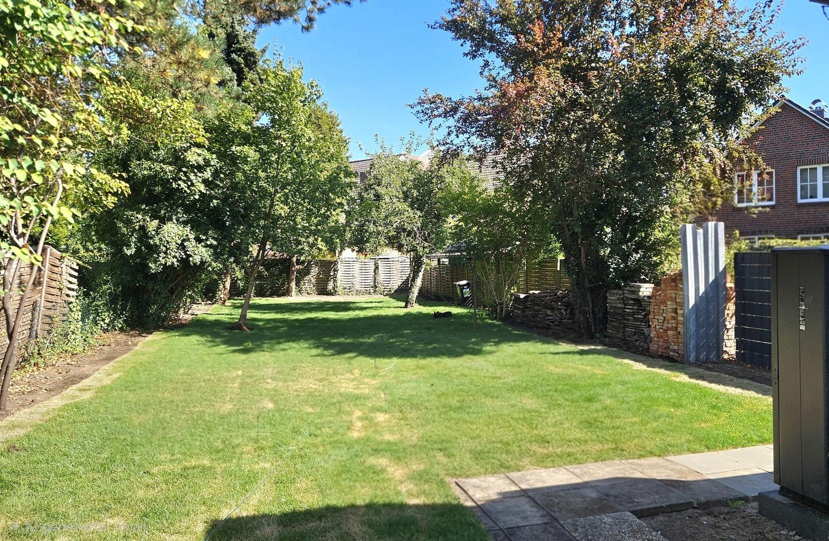 Großer, ruhiger Garten