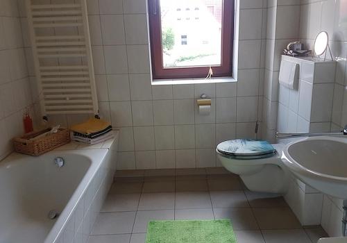 Bad 1. OG m. Wanne u. Dusche