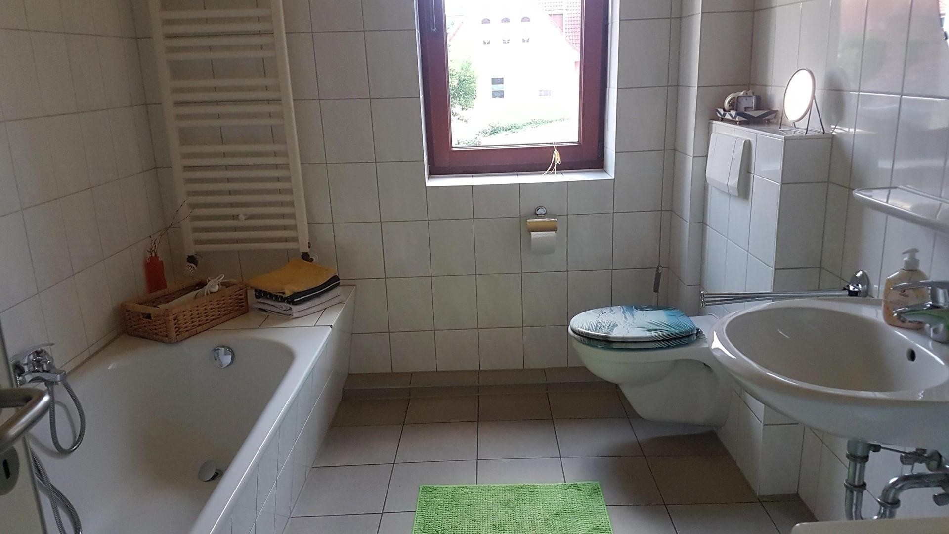 Bad 1. OG m. Wanne u. Dusche