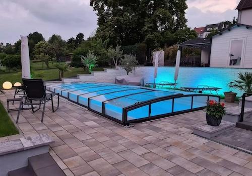Pool mit Abdeckung