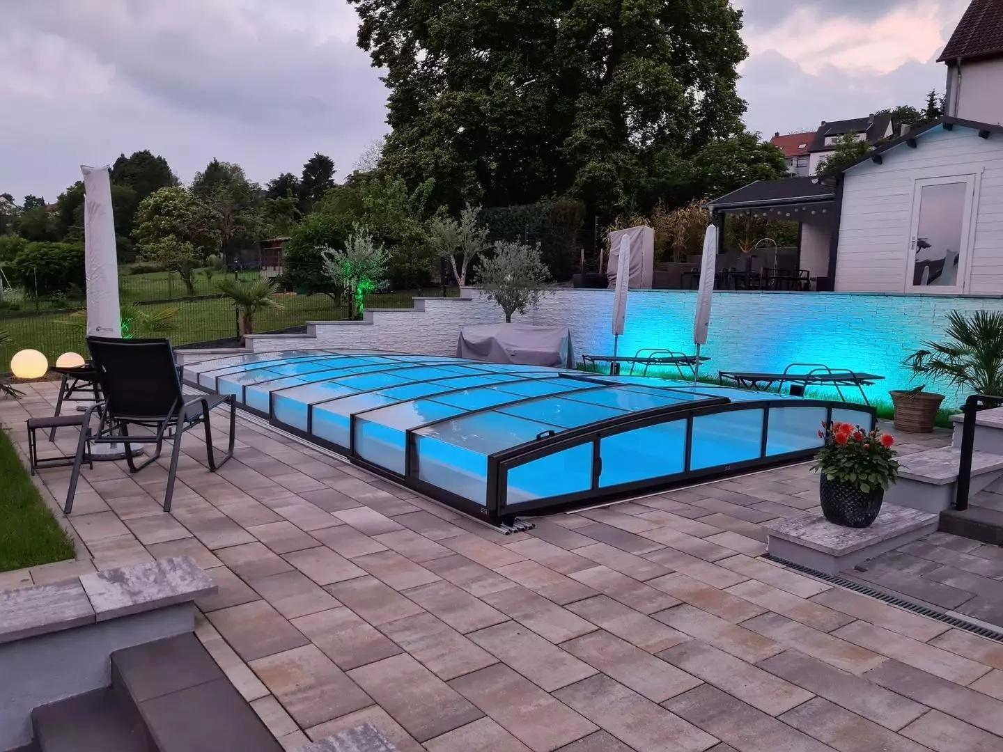 Pool mit Abdeckung