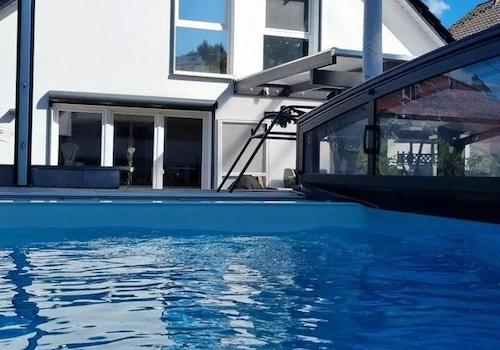 Blick aus Pool Hinterhaus