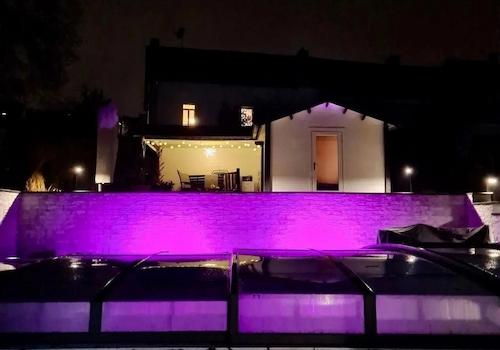 Blick Küche auf Pool u Sauna