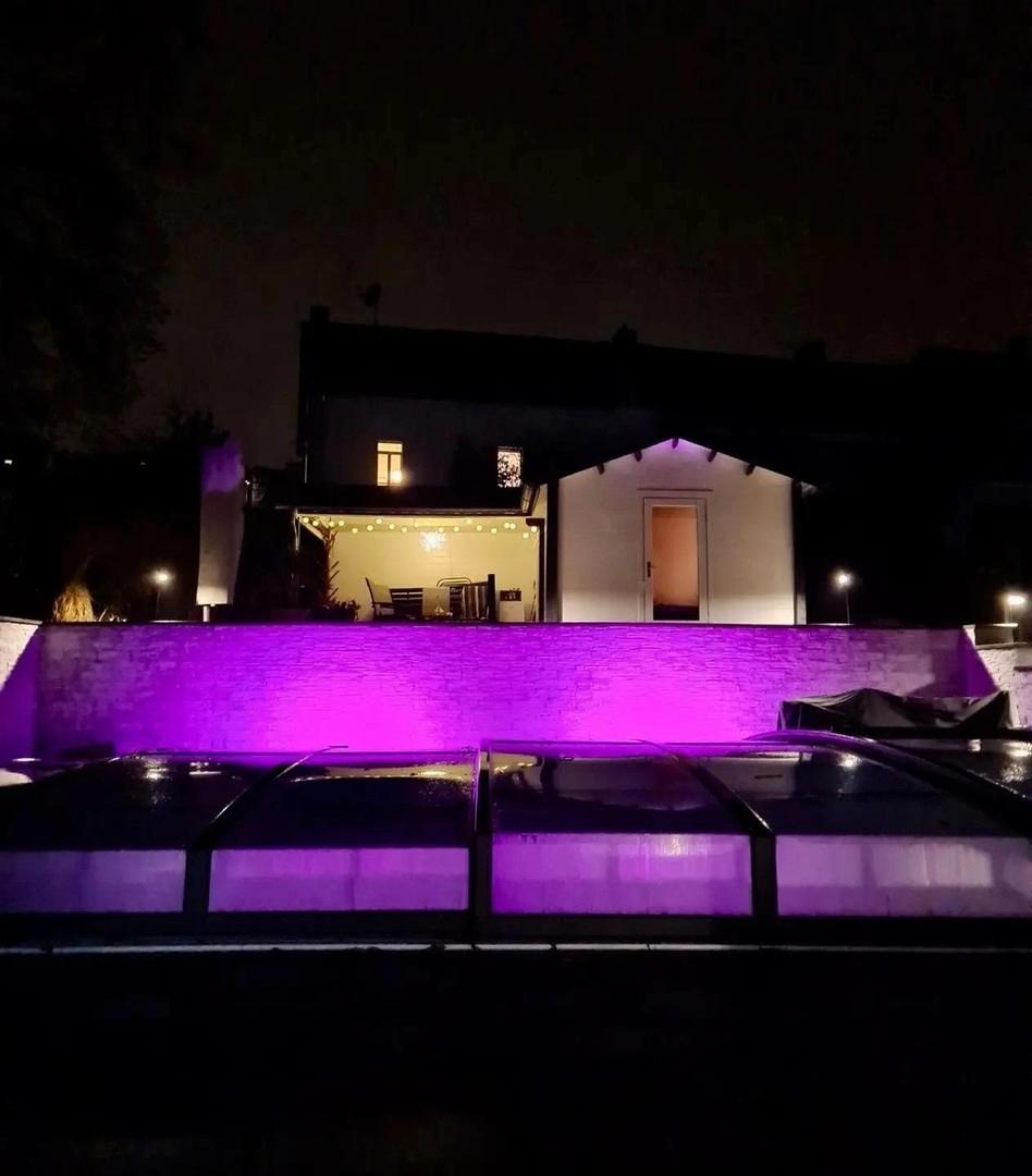 Blick Küche auf Pool u Sauna