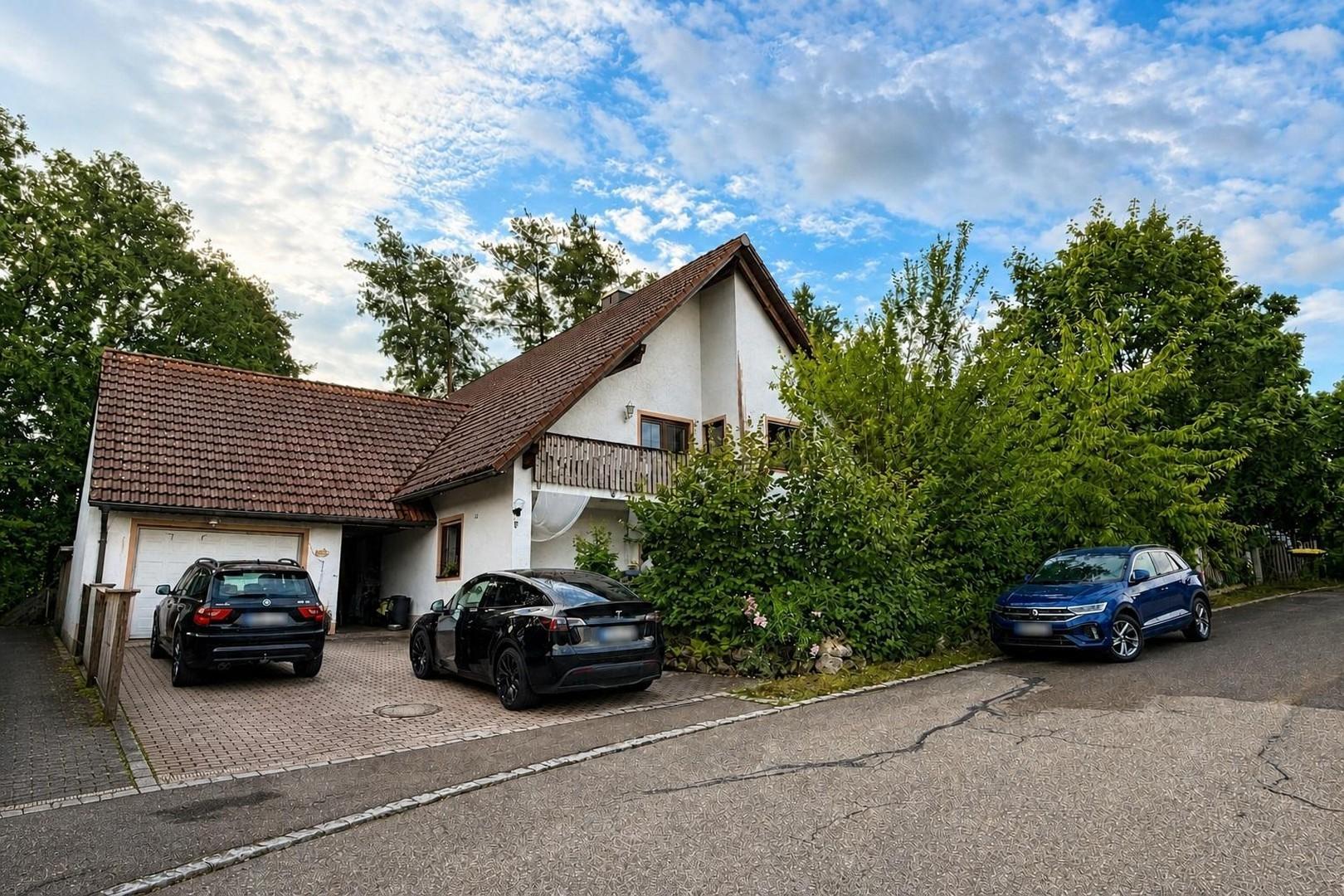 Straßenansicht und Zufahrt