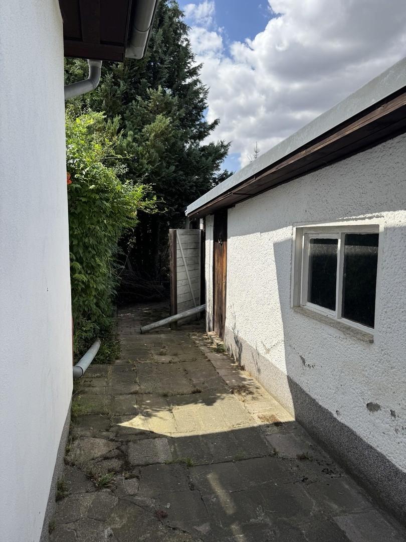 Durchgang Wohnhaus und Garage