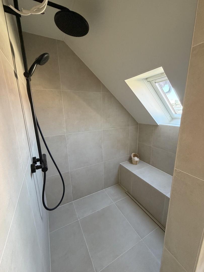 Begehbare Dusche mit Bank