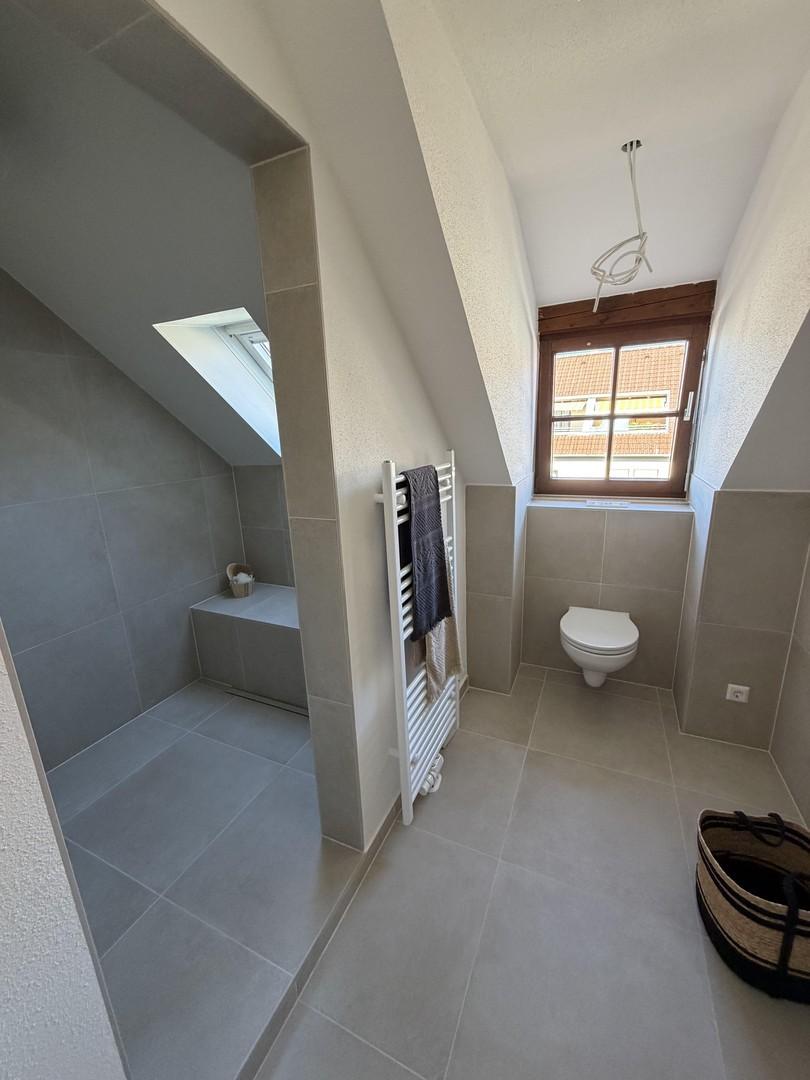 Badezimmer mit Handtuchhalter