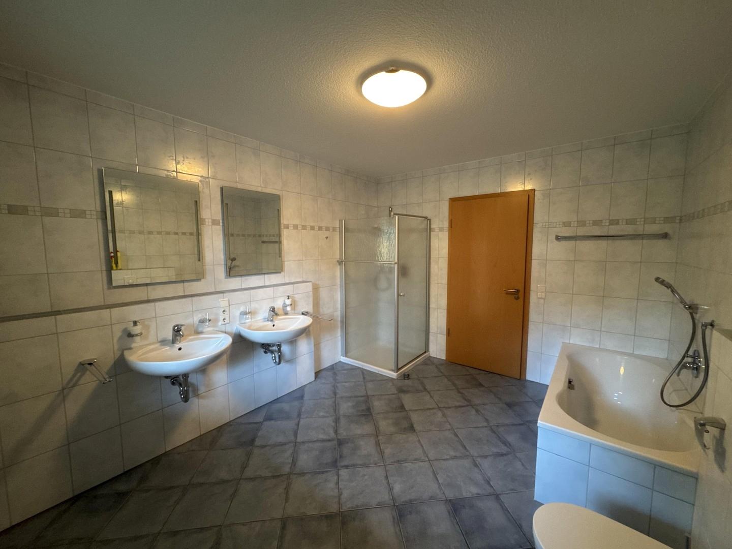 großzügiges Badezimmer