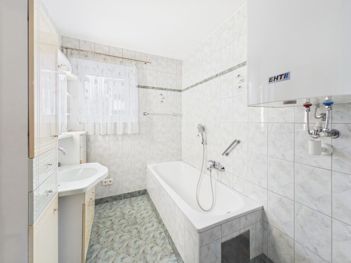 Bad mit Wanne