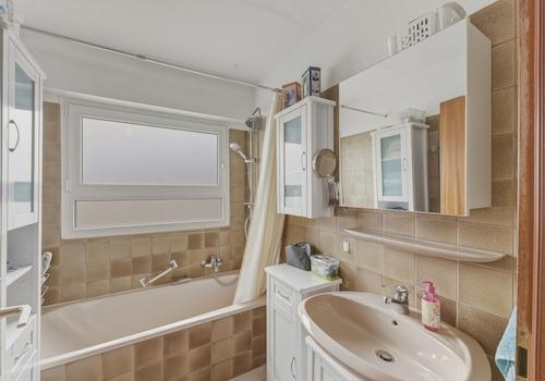 Badezimmer mit Tageslicht