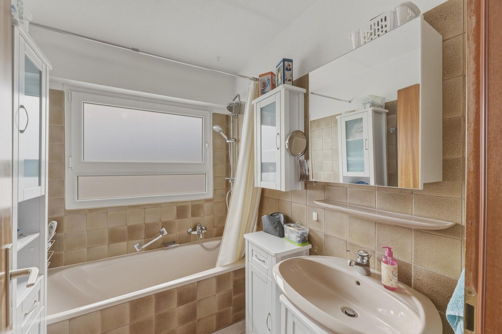 Badezimmer mit Tageslicht
