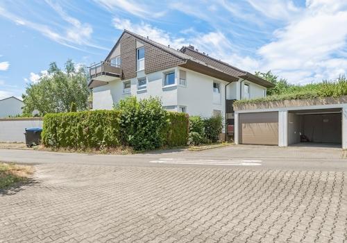 Hausansicht mit Garage