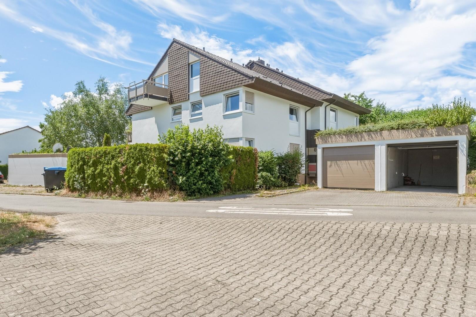 Hausansicht mit Garage