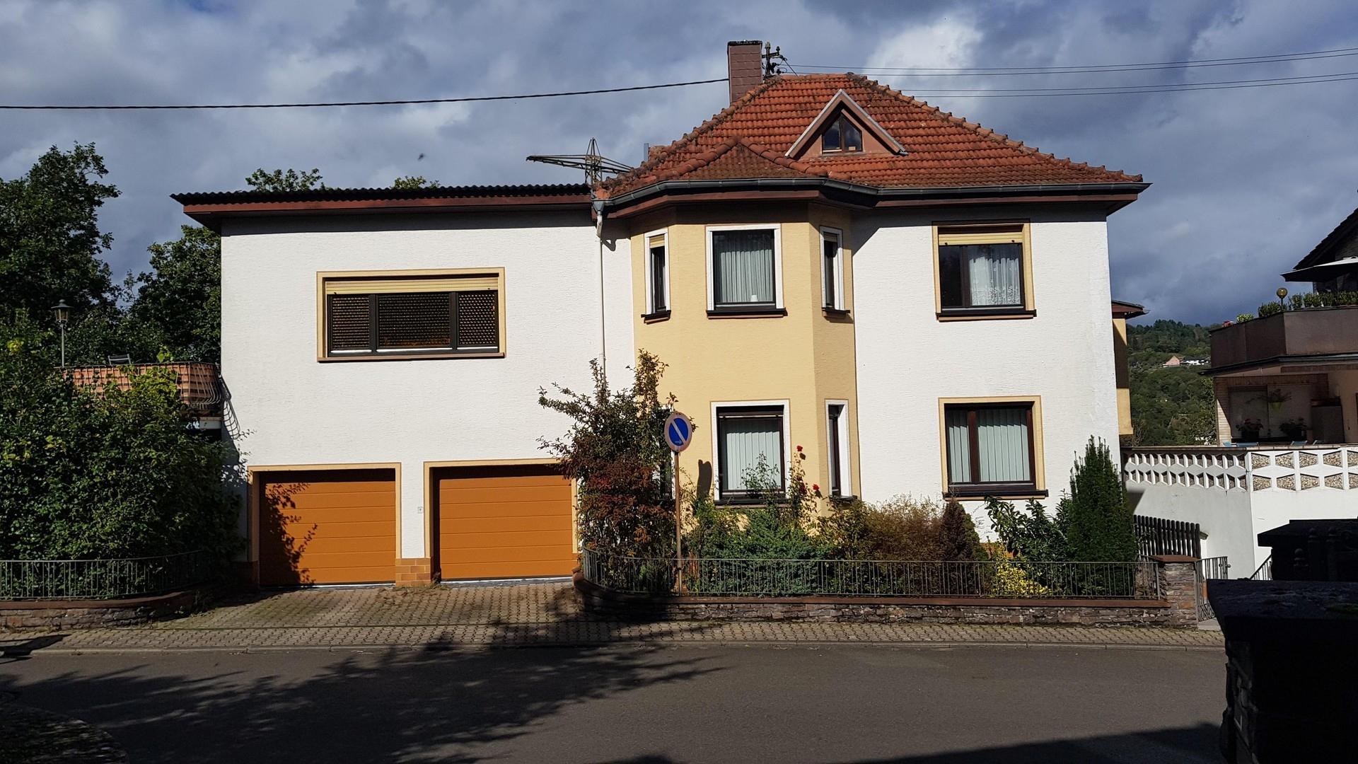 Südansicht mit den 2 Garagen