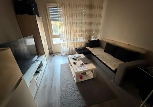 Wohn- / Schlafzimmer möbliert