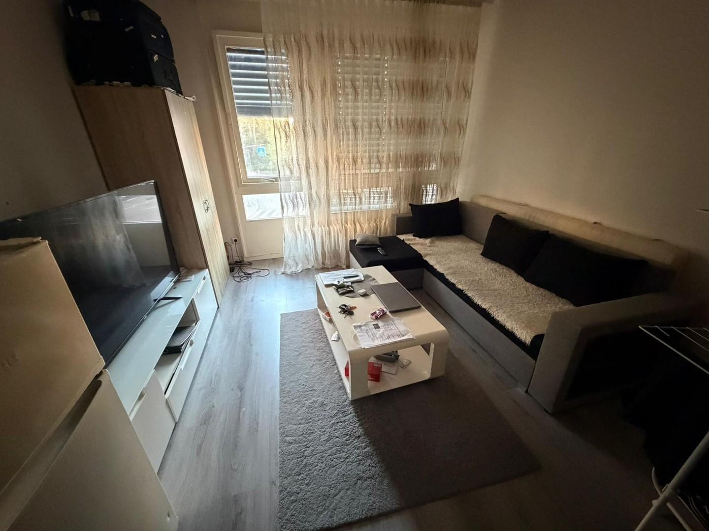 Wohn- / Schlafzimmer möbliert