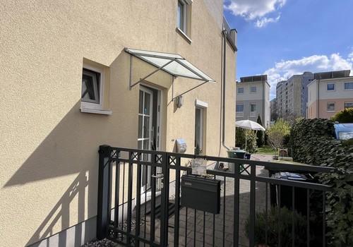Haus seitlich mit Gartentor