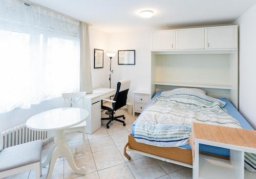 Wohnraum mit Bett und Essplatz