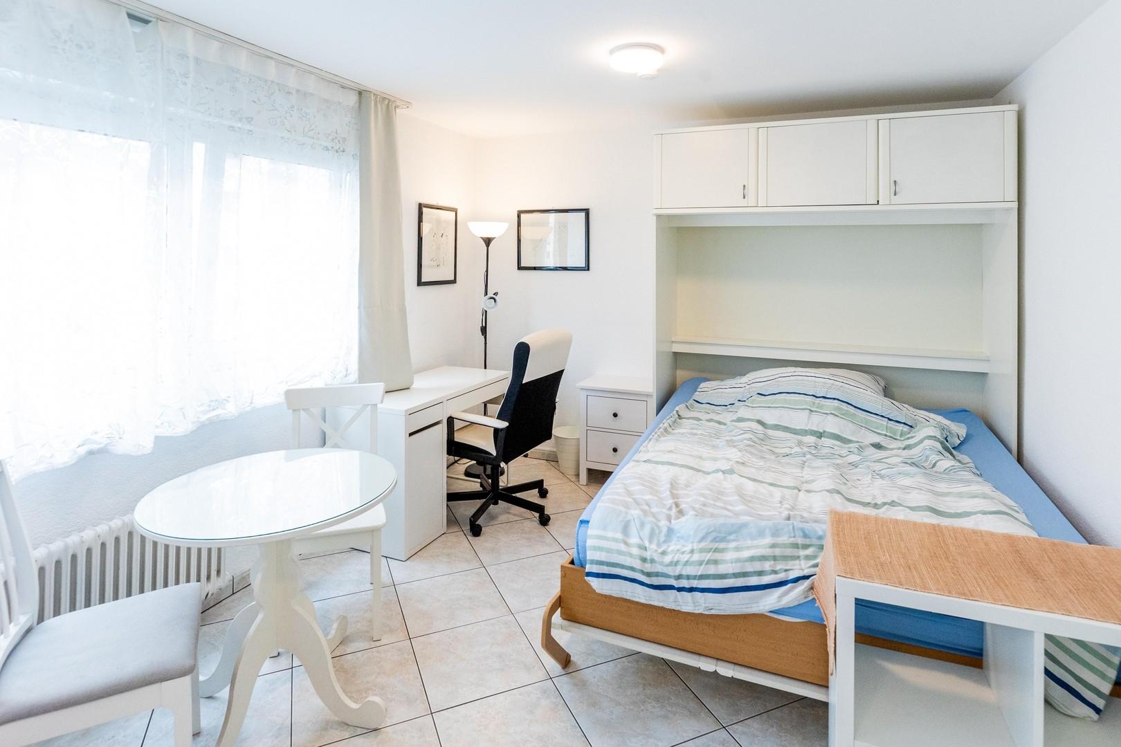 Wohnraum mit Bett und Essplatz