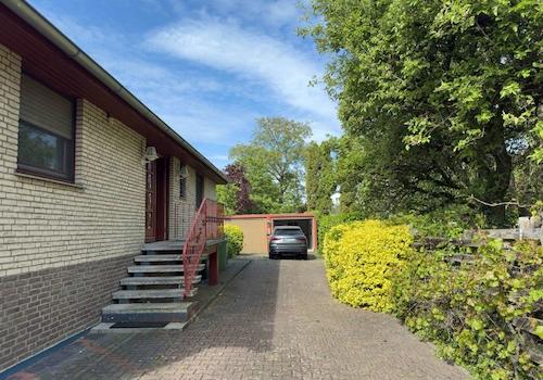 Hauseingang und Blick zur Doppelgarage