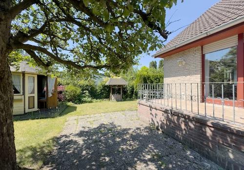 Gartenansicht mit Blick zum Pavillon