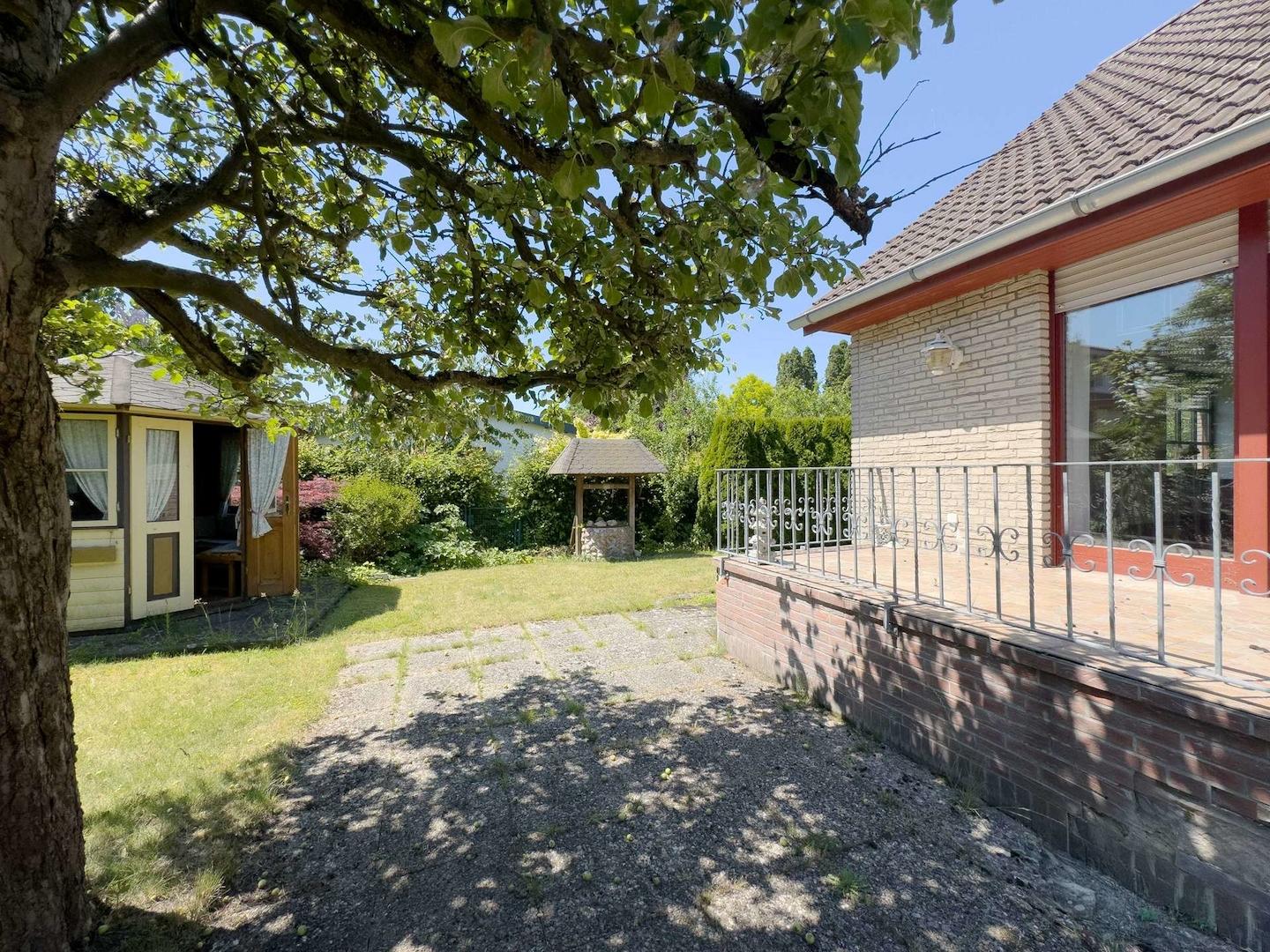 Gartenansicht mit Blick zum Pavillon