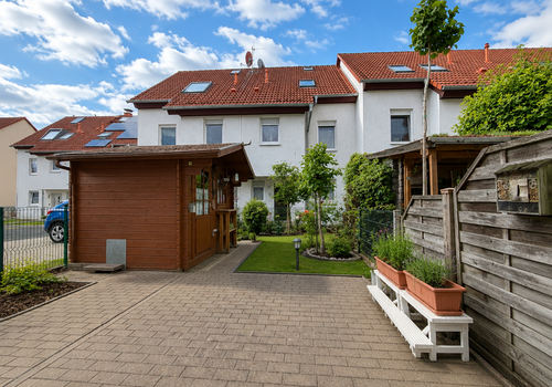 Gartenfläche mit Hütte