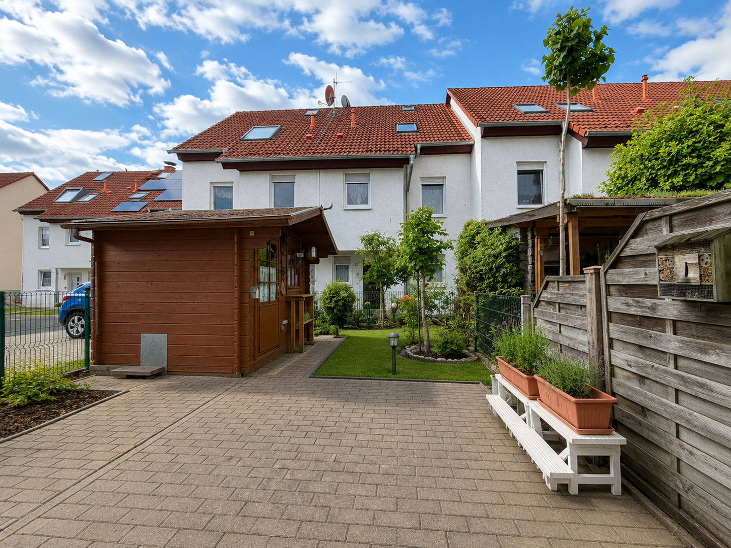 Gartenfläche mit Hütte