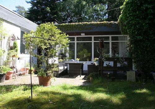 teilweise überdachte Terrasse