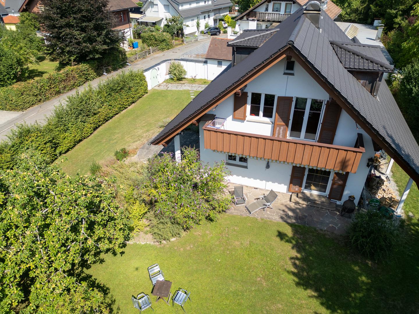 Hausansicht mit Garten