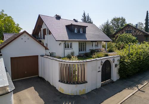 Garage und Hausansicht
