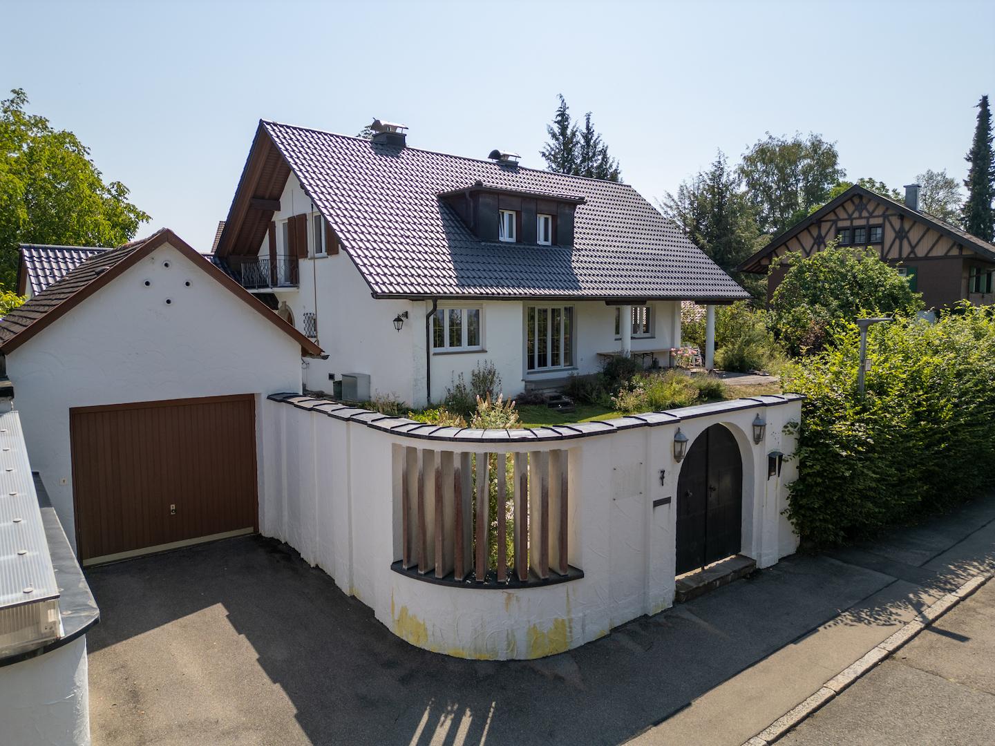 Garage und Hausansicht