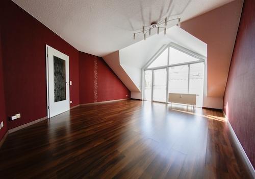 Wohnzimmer mit Balkon