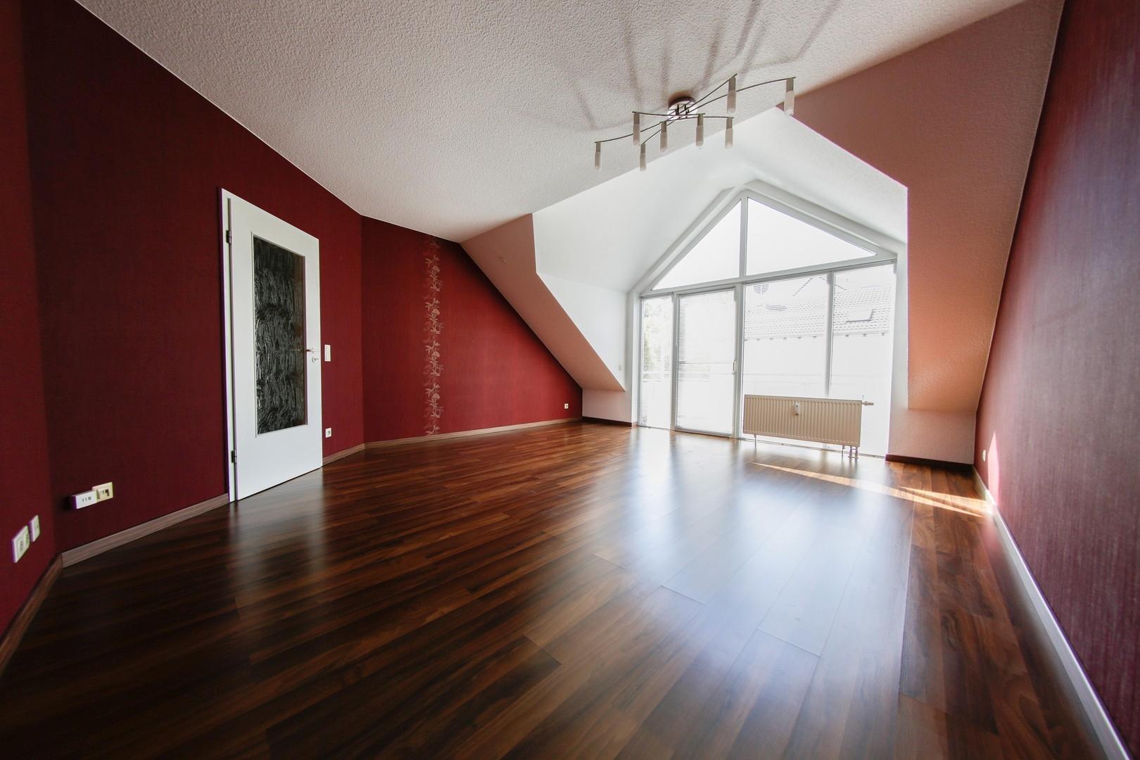 Wohnzimmer mit Balkon